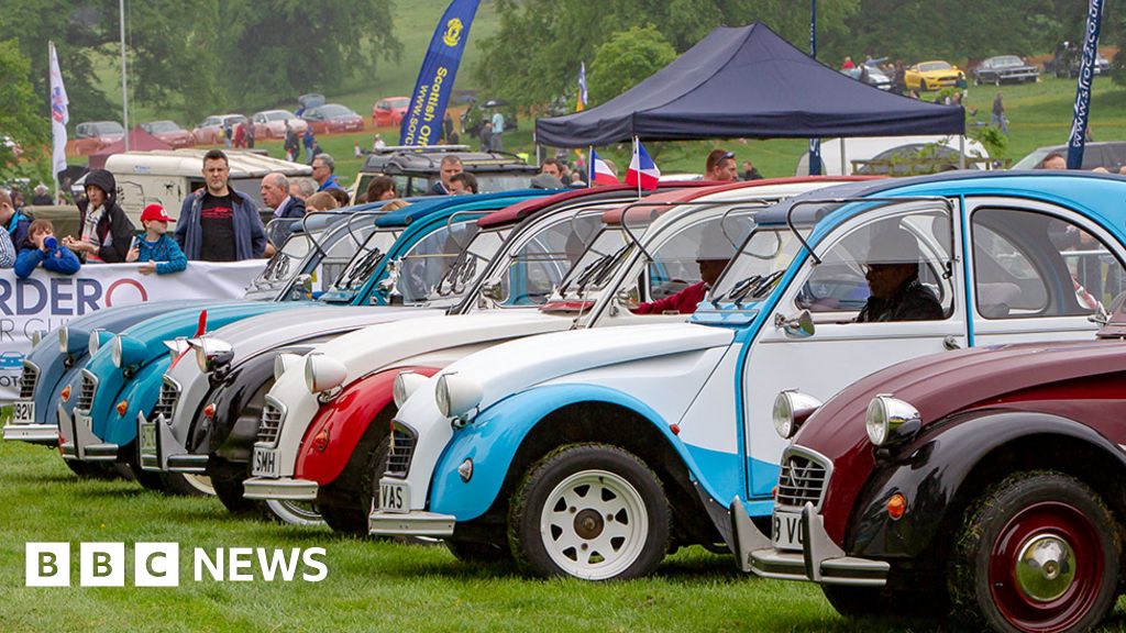 In pictures: Thirlestane Castle grounds host car show - BBC News