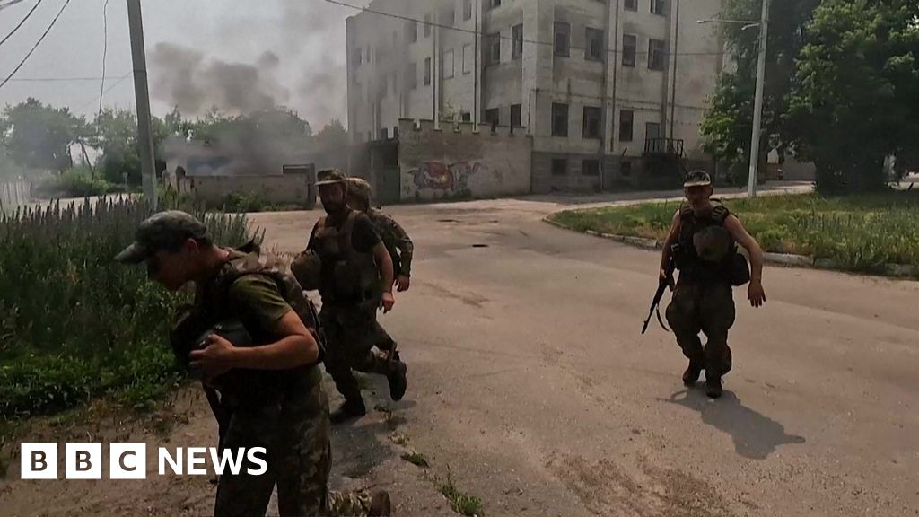 Heavy exchange of fire in eastern Ukrainian city of Lysychansk