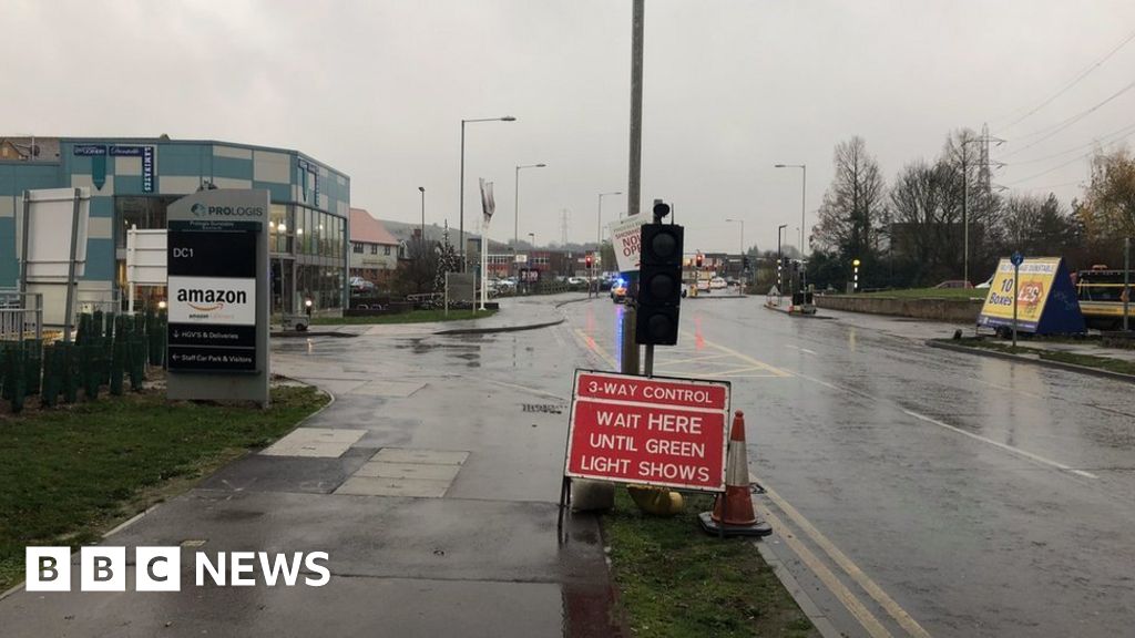 Dunstable Amazon's traffic lights 'causing hour delay' BBC News