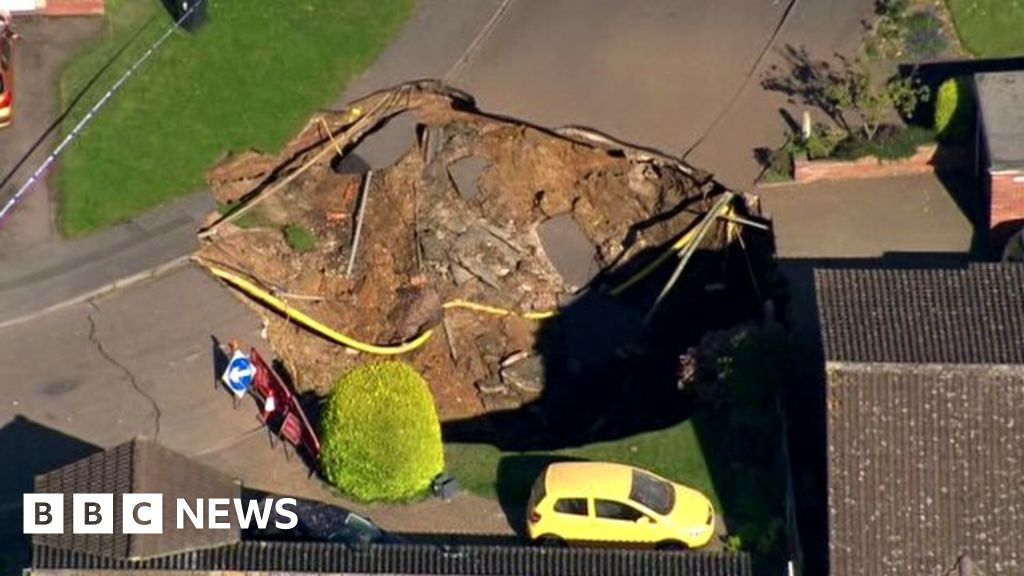 Massive sinkhole opens up on street in St Albans - BBC News