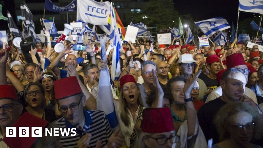 Israel protests: Thousands rally against Netanyahu immunity