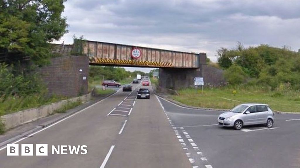 Man killed in twovehicle crash near Bicester BBC News