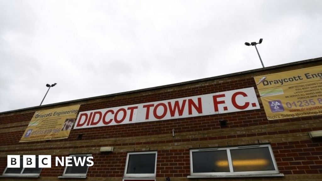 Didcot V Hereford Game Abandoned Due To Pitch Invasion Bbc News 5473