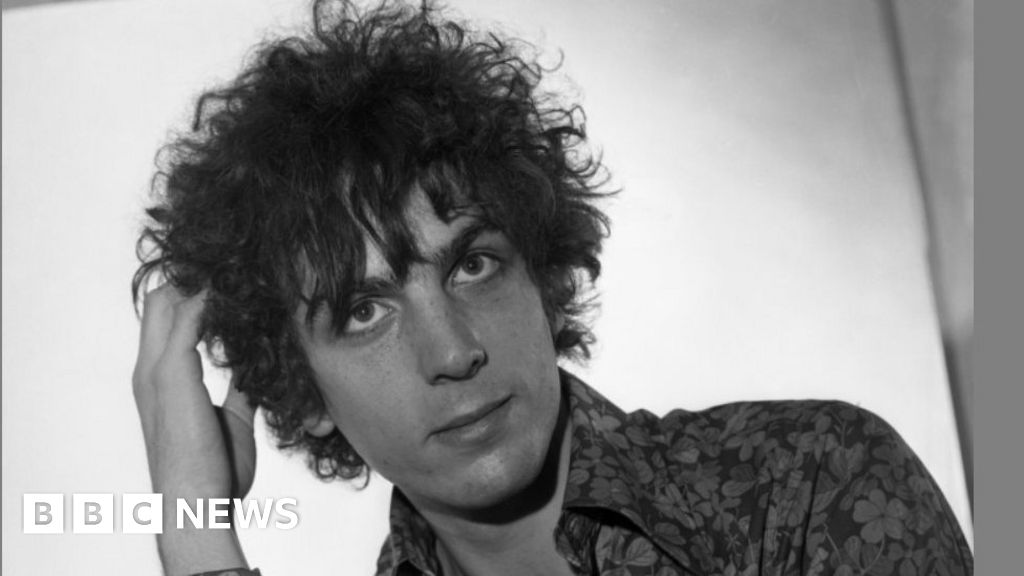 Pink Floyd's Syd Barrett guitar sells for £20K at Cambridge auction ...