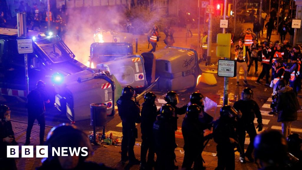 El Clásico: Catalan protests at football match in Spain