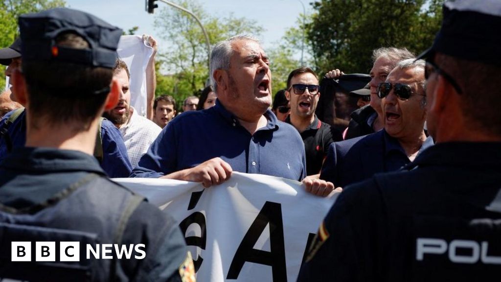 Primo de Rivera: Spain to exhume fascist Falange leader - BBC News