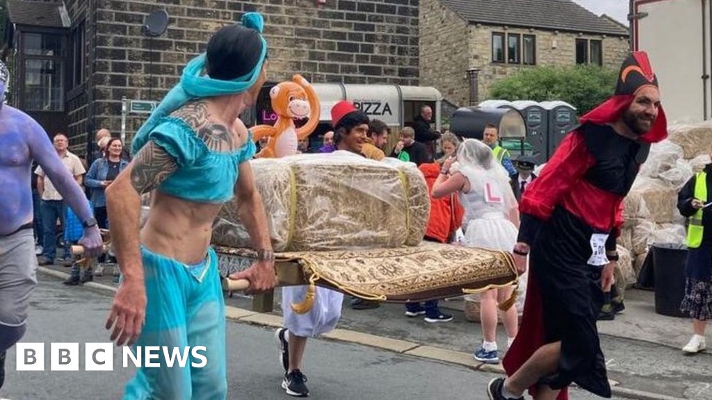 Oxenhope Straw Race: Pints ​​and Sweat on the Annual Bell Race
