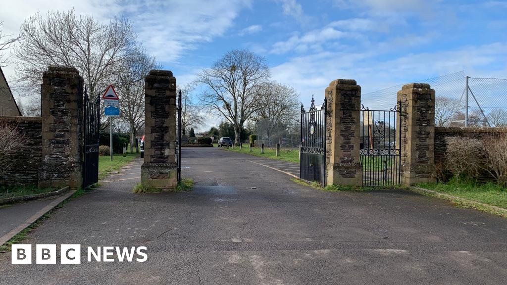 Taunton boy, 12, suffers burns to head and eye in assault - BBC News
