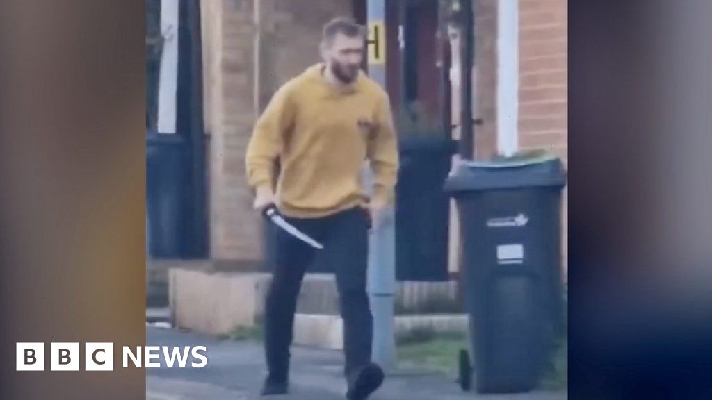 Watch: Man seen carrying sword in Hainault