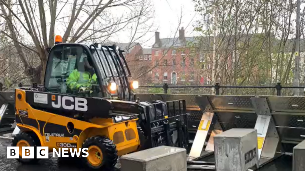 Bewdley's Flood Barriers Reinforced As River Severn Rises - BBC News