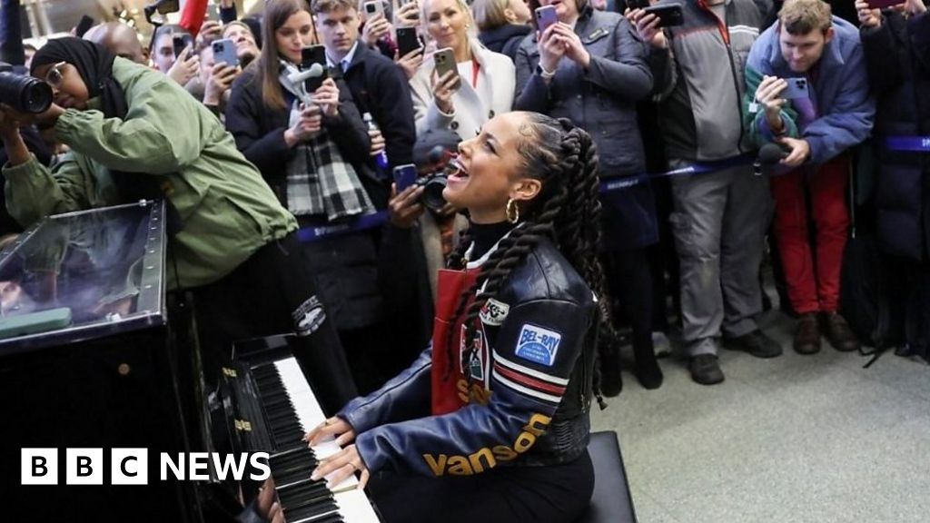 艾丽西亚·凯斯 (Alicia Keys) 为伦敦通勤者带来的惊喜表演