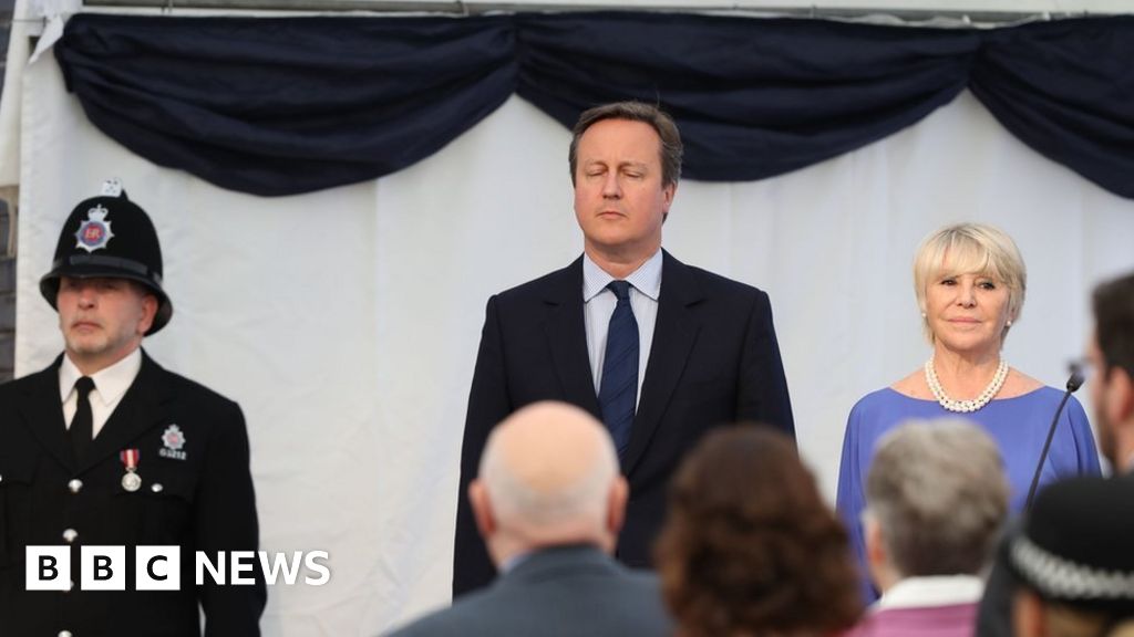 David Cameron honours PCs Fiona Bone and Nicola Hughes - BBC News