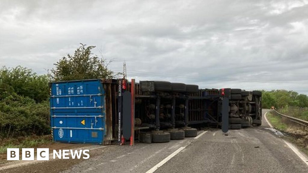 Cambridgeshire: Overturned lorry closes part of the A1 