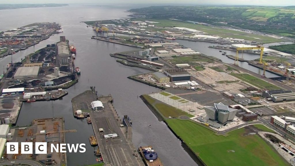 Irish Sea border trade service 'gradually improving' - BBC News