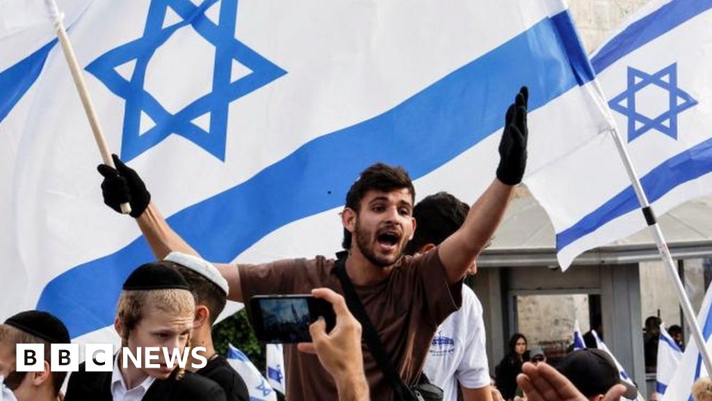 Jerusalem: Journalists attacked as Israeli nationalists march in Old City