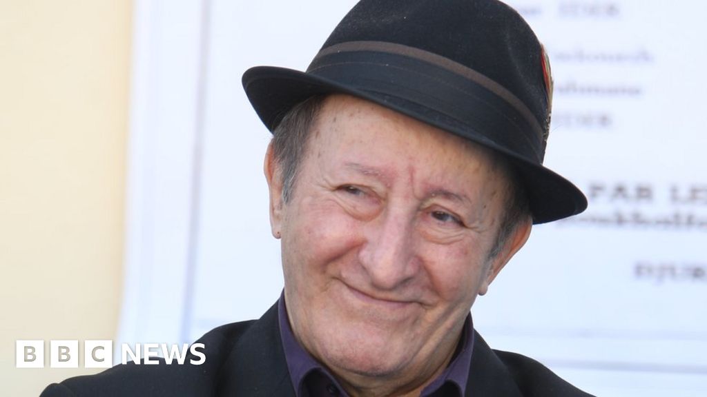 Algerian singer Hamid Cheriet - Idir - dies in France at 70 - BBC News