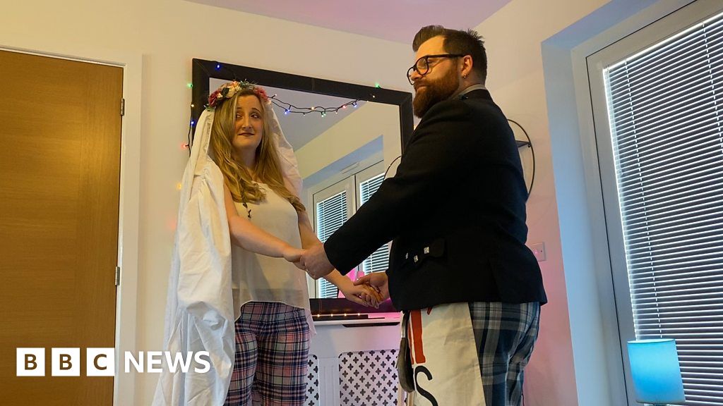 Coronavirus: a Couple celebrates their non-wedding day'