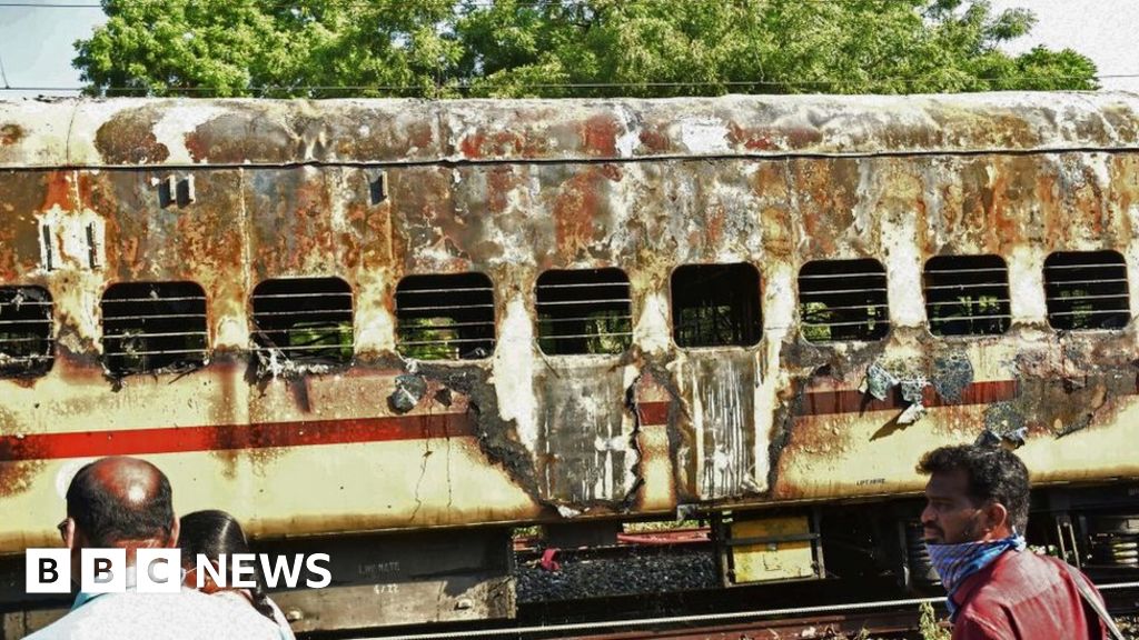 Пожар във вагон на влак уби девет души в Индия,