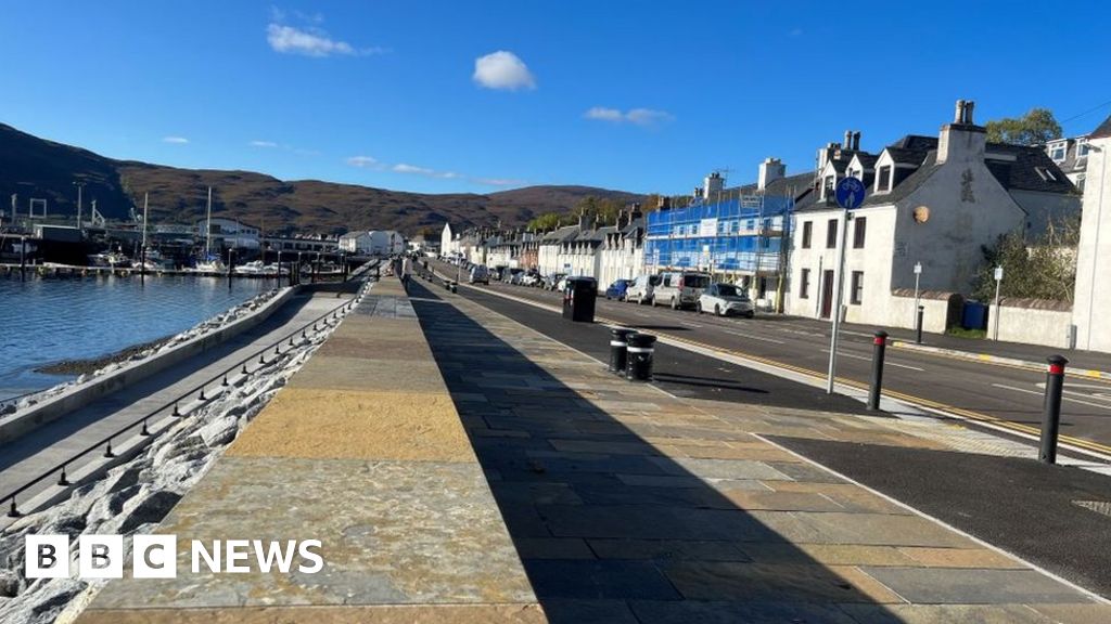 Baby boy dies after rescue from Ullapool Harbour - BBC News