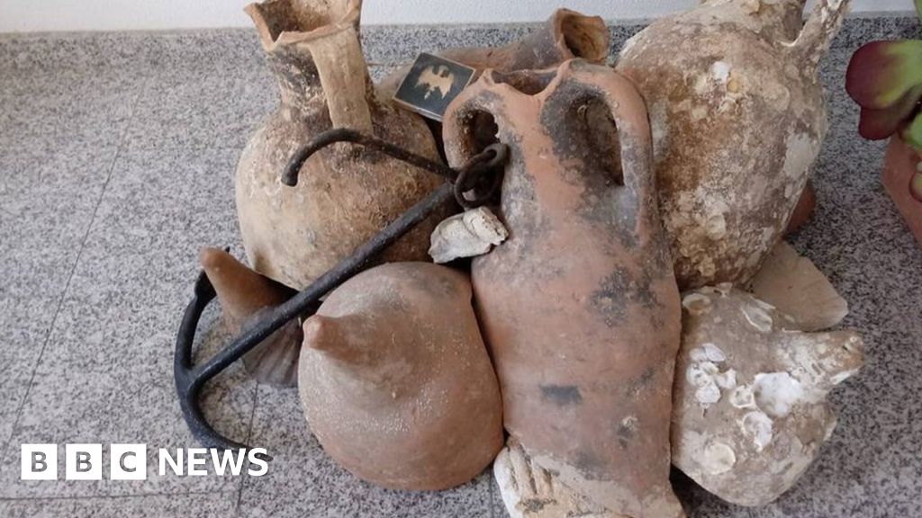 Roman jars found in Spanish seafood shop - BBC News