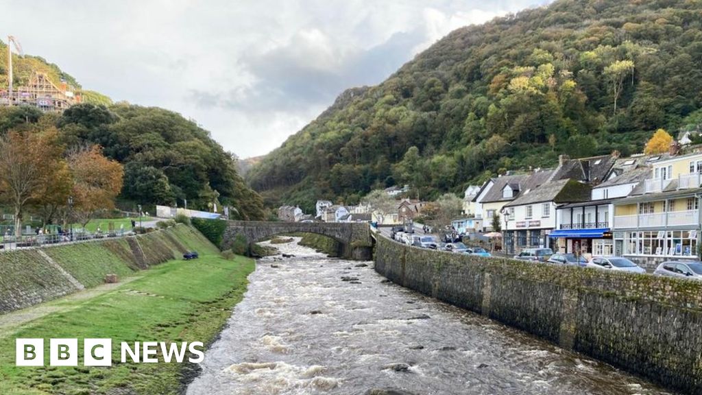 Half-term bookings 'look slow' says Devon tourism boss - BBC News