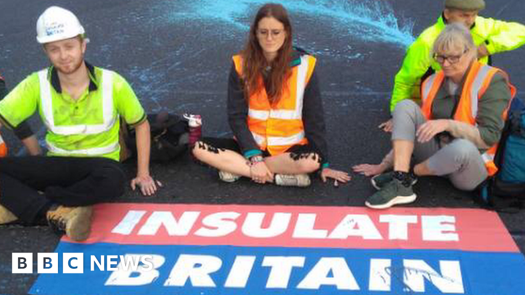 M25 protests: Arrests made as Insulate Britain activists block motorways