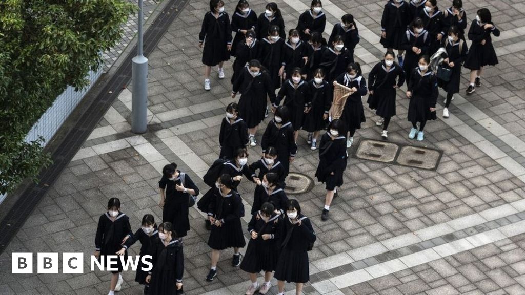 Japanese police are on the hunt for a person who sent bomb and death threats to hundreds of schools, prompting hasty closures. No explosives have been