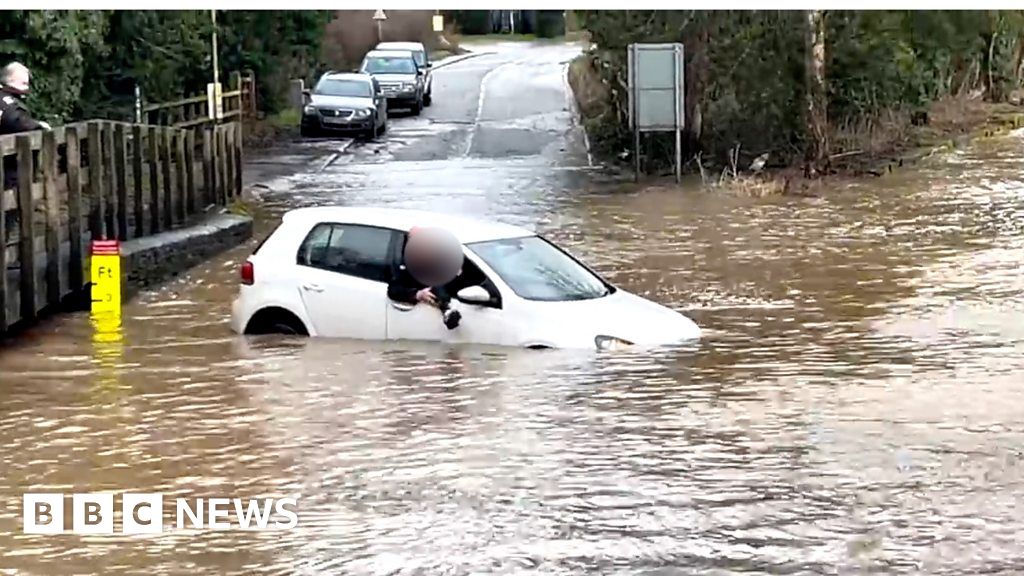 Rufford Lane ford: Millions watch cars get stuck in deep water