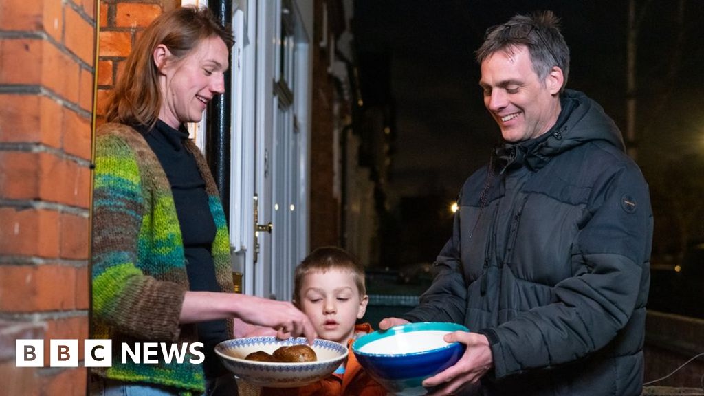 Cost of living: Neighbours share potato-cooking duties to cut costs