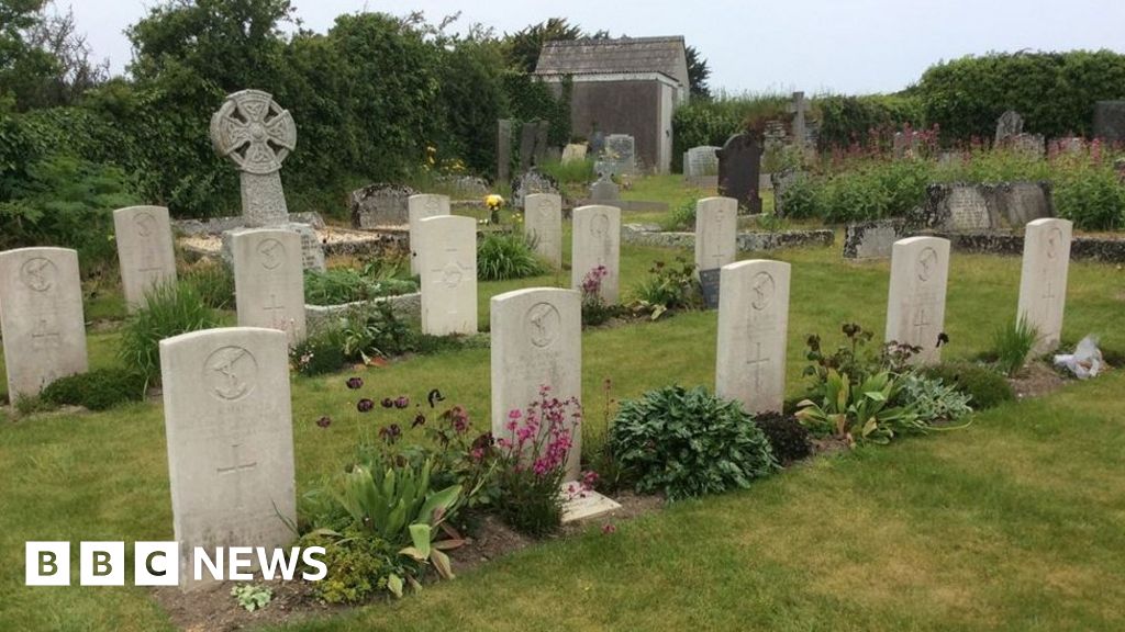 HMS Warwick crew remembered 80 years after Cornwall sinking - BBC News