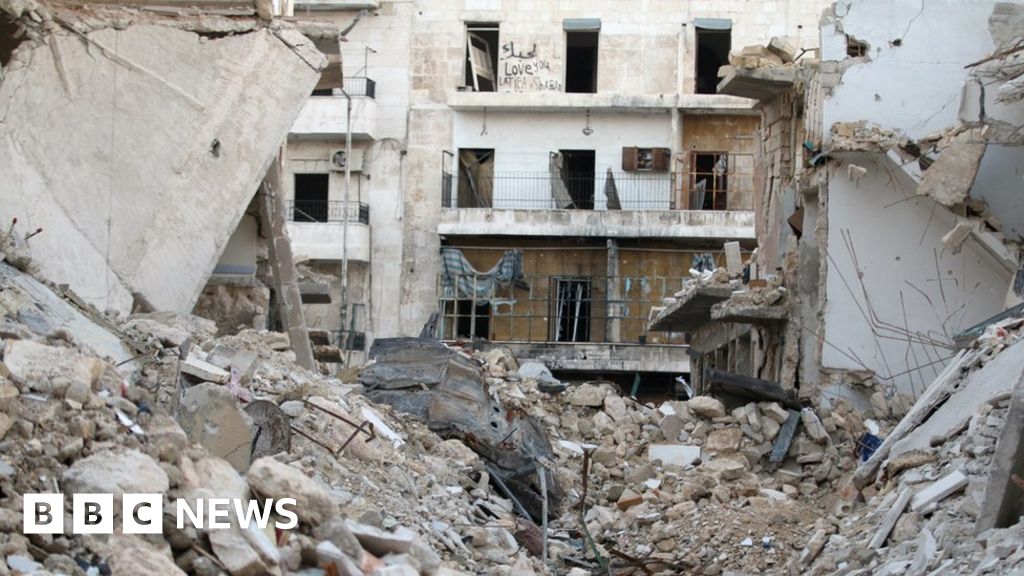 Syria conflict: Russia tells rebels to leave Aleppo - BBC News