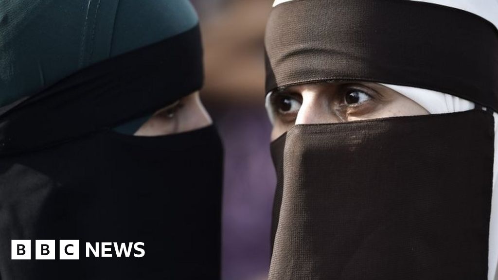 1024px x 576px - Boris Johnson's burka jibe: Why do some Muslim women wear the veil? - BBC  News