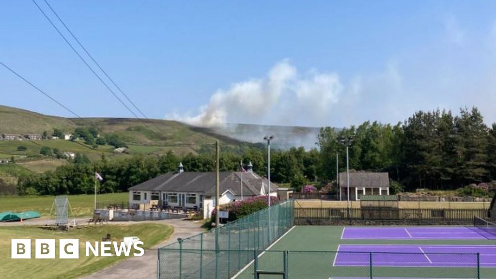 Marsden Moor fire: Crews tackle fresh blaze on moorland - BBC News