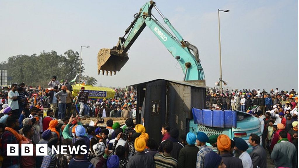 Протестиращите индийски фермери подновяват похода си към столицата Делхи след