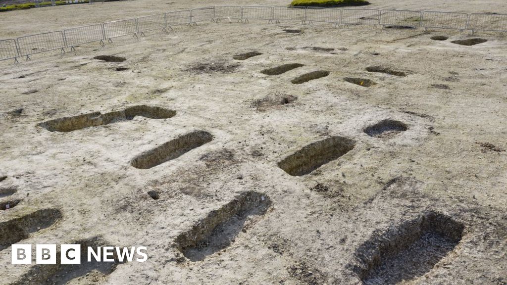 Anglo-Saxon burial ground unearthed at HS2 site in Buckinghamshire