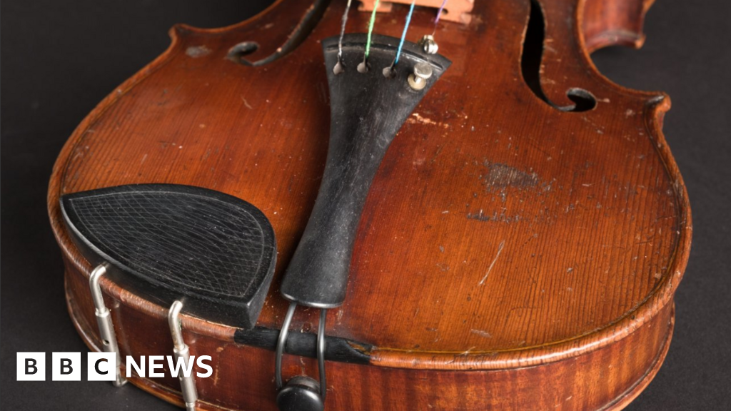 Einstein's violin sells for £860k at auction