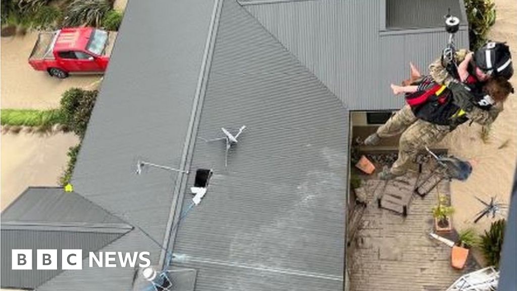 Cyclone Gabrielle: Hundreds rescued from rooftops as New Zealand grapples with damage