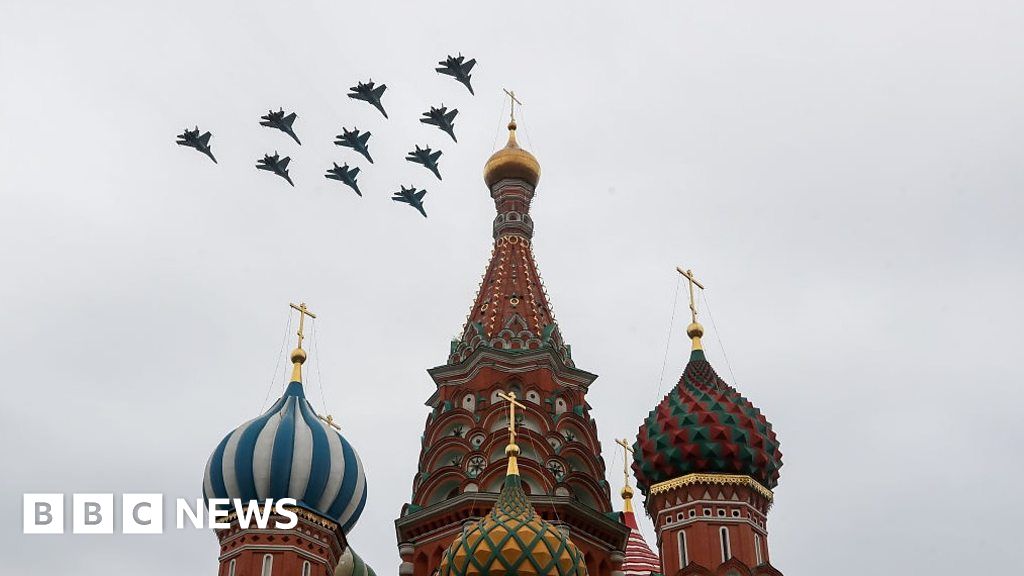 Coronavirus: Russia swaps Victory Day parade for air show thumbnail