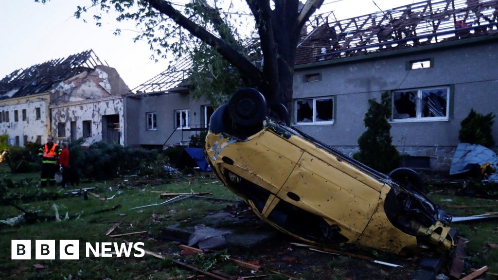 Czech Republic: Powerful tornado sweeps through villages