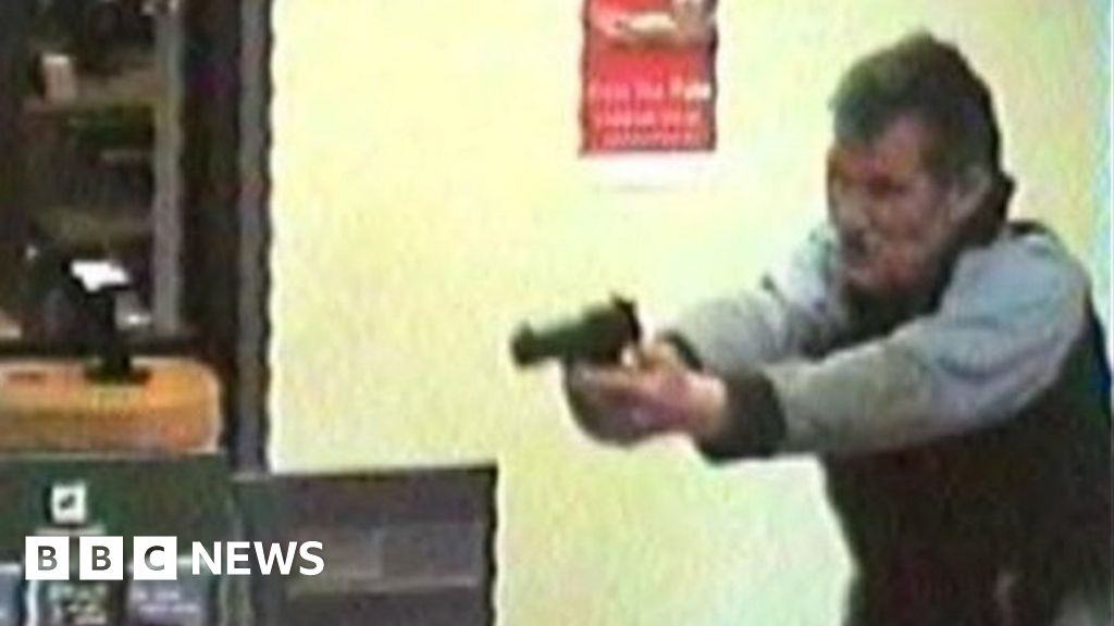Как в one armed robber. Мone-armed robber. armed robbery grand armed robbery. грабитель нацелился на кассира банка.
