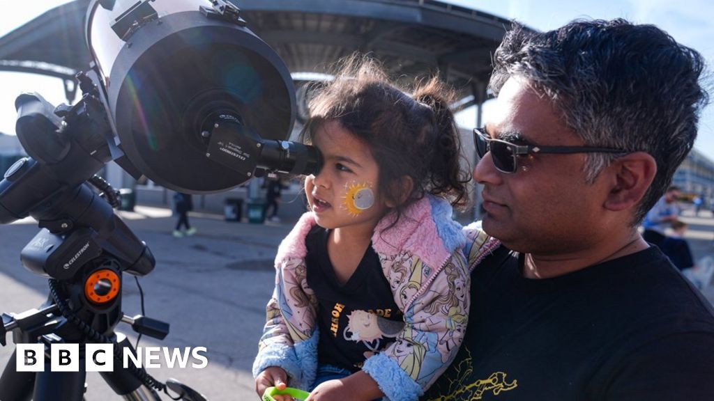 Crowds and first glimpse of eclipse - in pictures