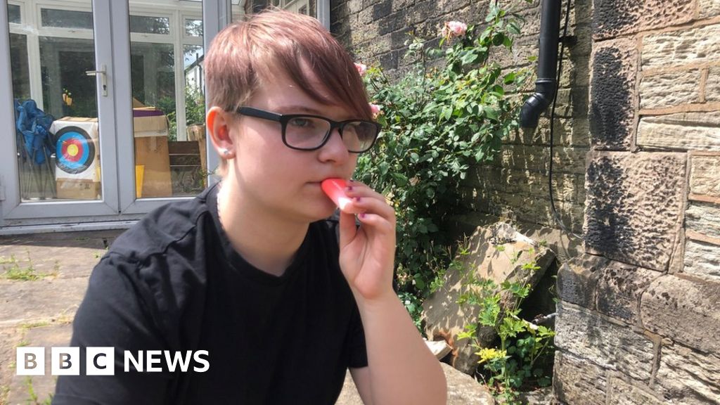 Vaping: E-cigarettes have ruined my life, woman says