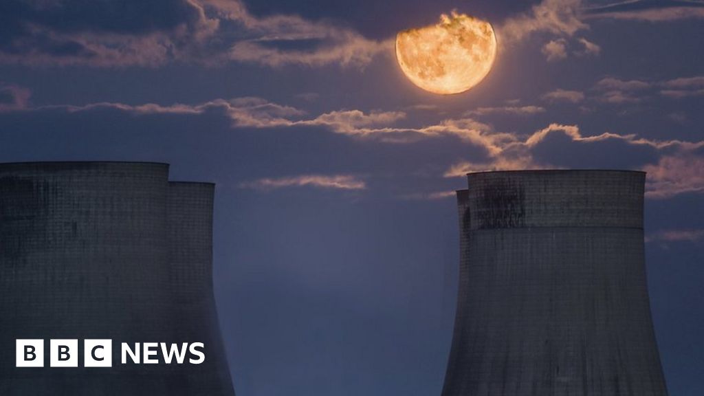 In Pictures: Rare Blue Supermoon Captured In East Midlands - BBC News