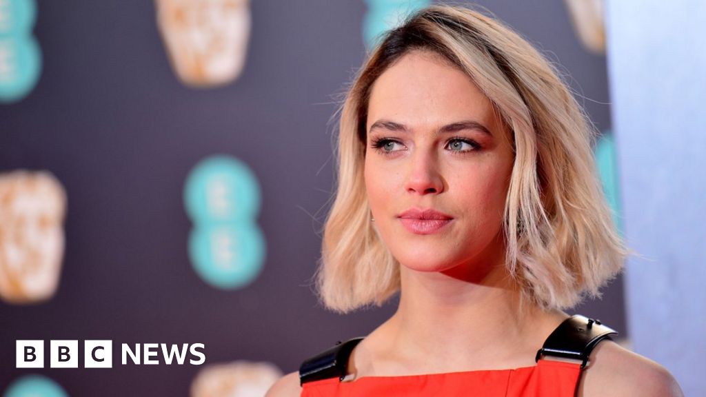 Downton Abbeys Jessica Brown Findlay Opens Up About Eating Disorder Bbc News 