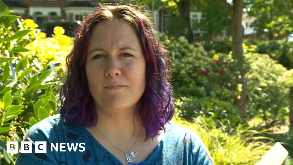 Mother shares 'terrifying' postpartum psychosis ordeal - BBC News