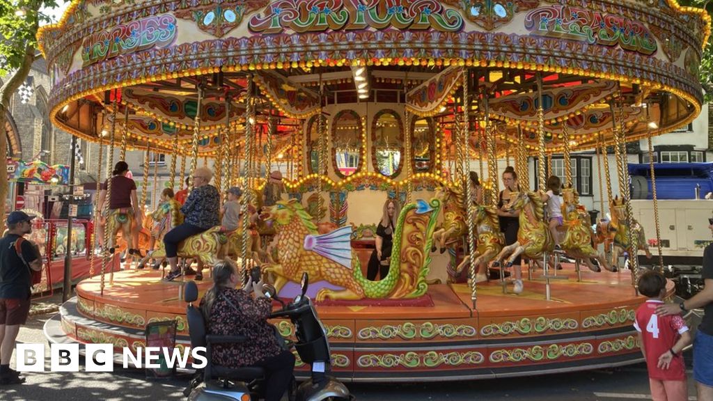 In pictures Sunshine and smiles at Oxford's St Giles' Fair BBC News