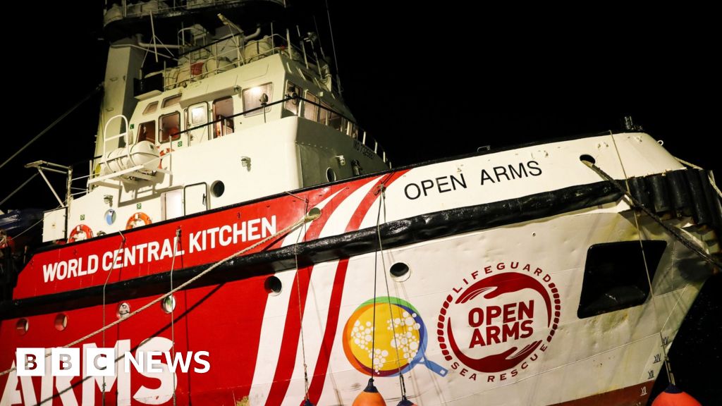 Кораб превозващ хуманитарна помощ която се очакваше да отпътува