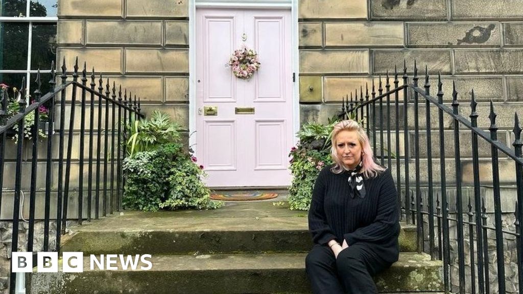 Kobieta z różowymi drzwiami ma do czynienia z nową skargą dotyczącą koloru w Radzie Edynburga