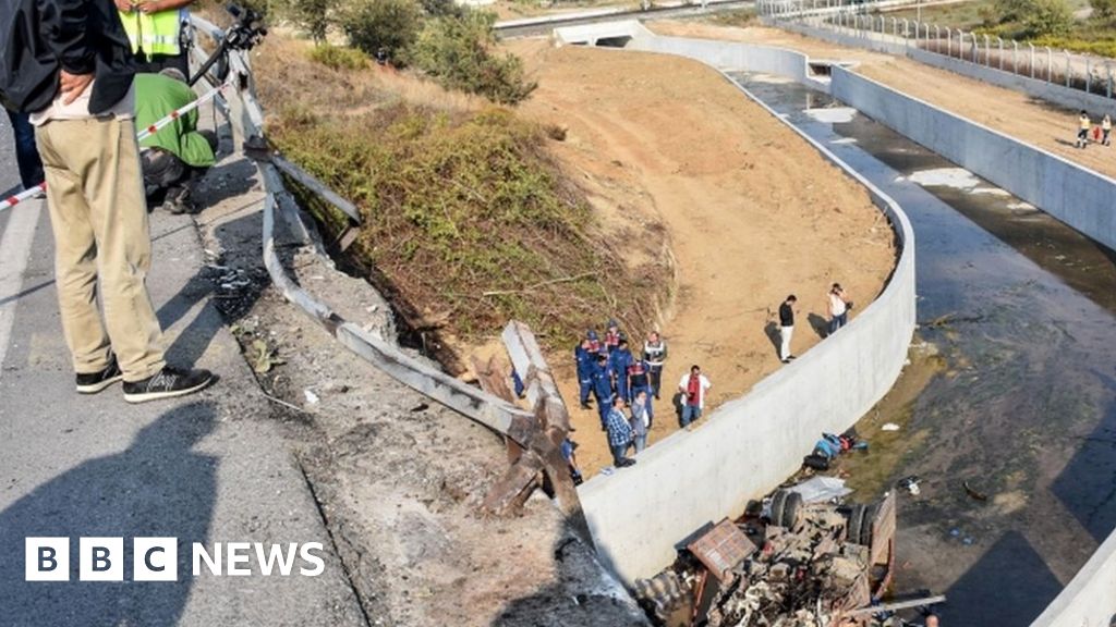 Migrant lorry crash 'kills 22' in Turkey