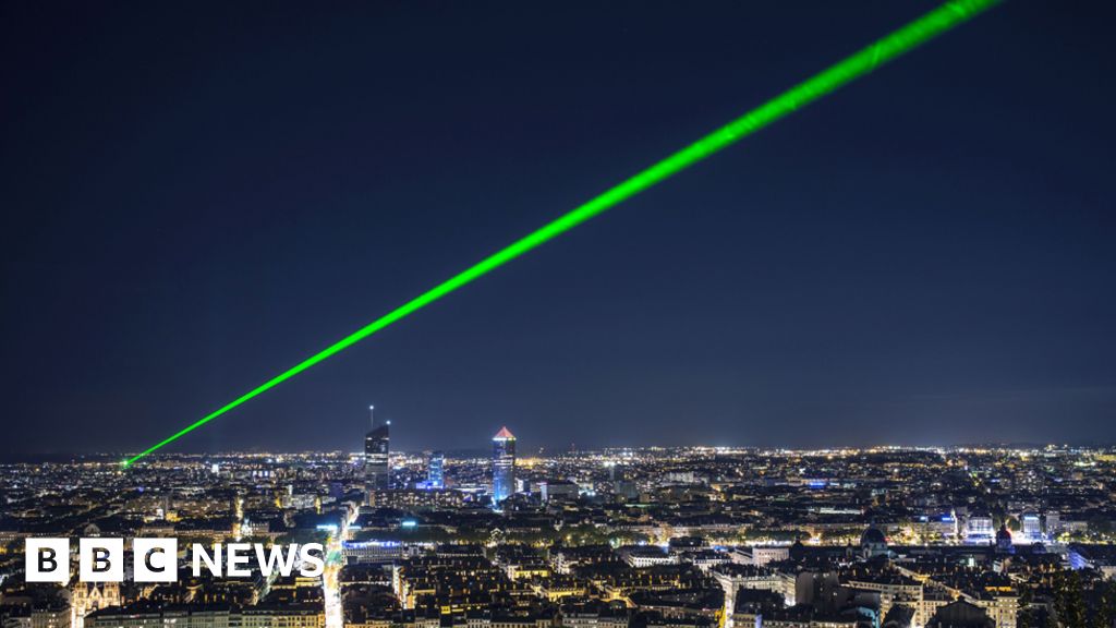 Everything you need to know about lasers (because people are pointing them  at planes) - BBC News